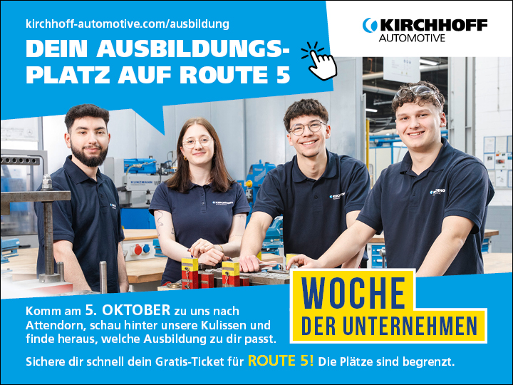 Vier Auszubildende in blauen Poloshirts stehen in einer Werkstatt und werben für die Veranstaltung Woche der Unternehmen am 5. Oktober in Attendorn – mit einem Link zur Bewerbung um einen Ausbildungsplatz.